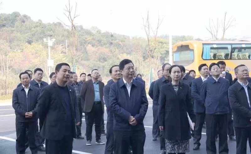 “全市重大產(chǎn)業(yè)項目建設(shè)觀摩團”蒞臨老百姓大藥房視察指導(dǎo)工作